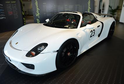 عرض نادر لنموذج سيارة "918 سبايدر" في أبوظبي 